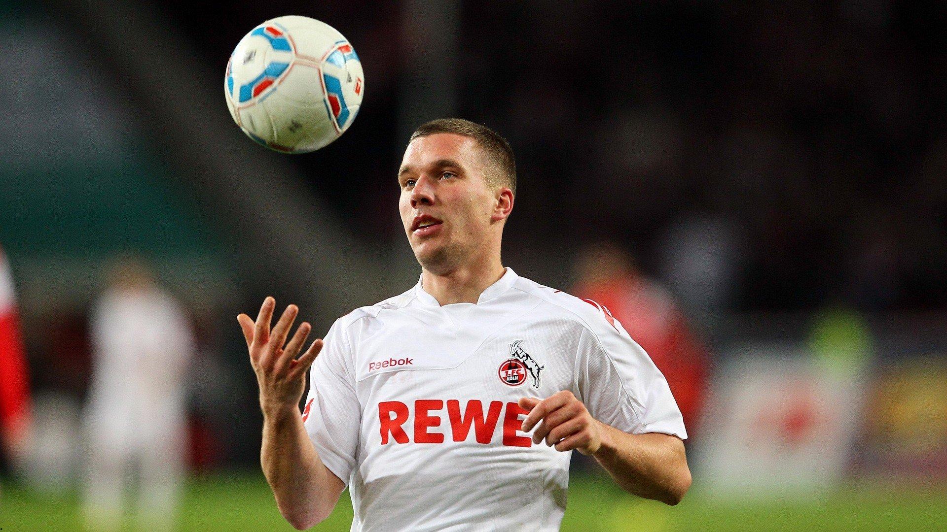 球场温情时刻，老爸胯下过人随手进球，父子对决引爆欢乐氛围